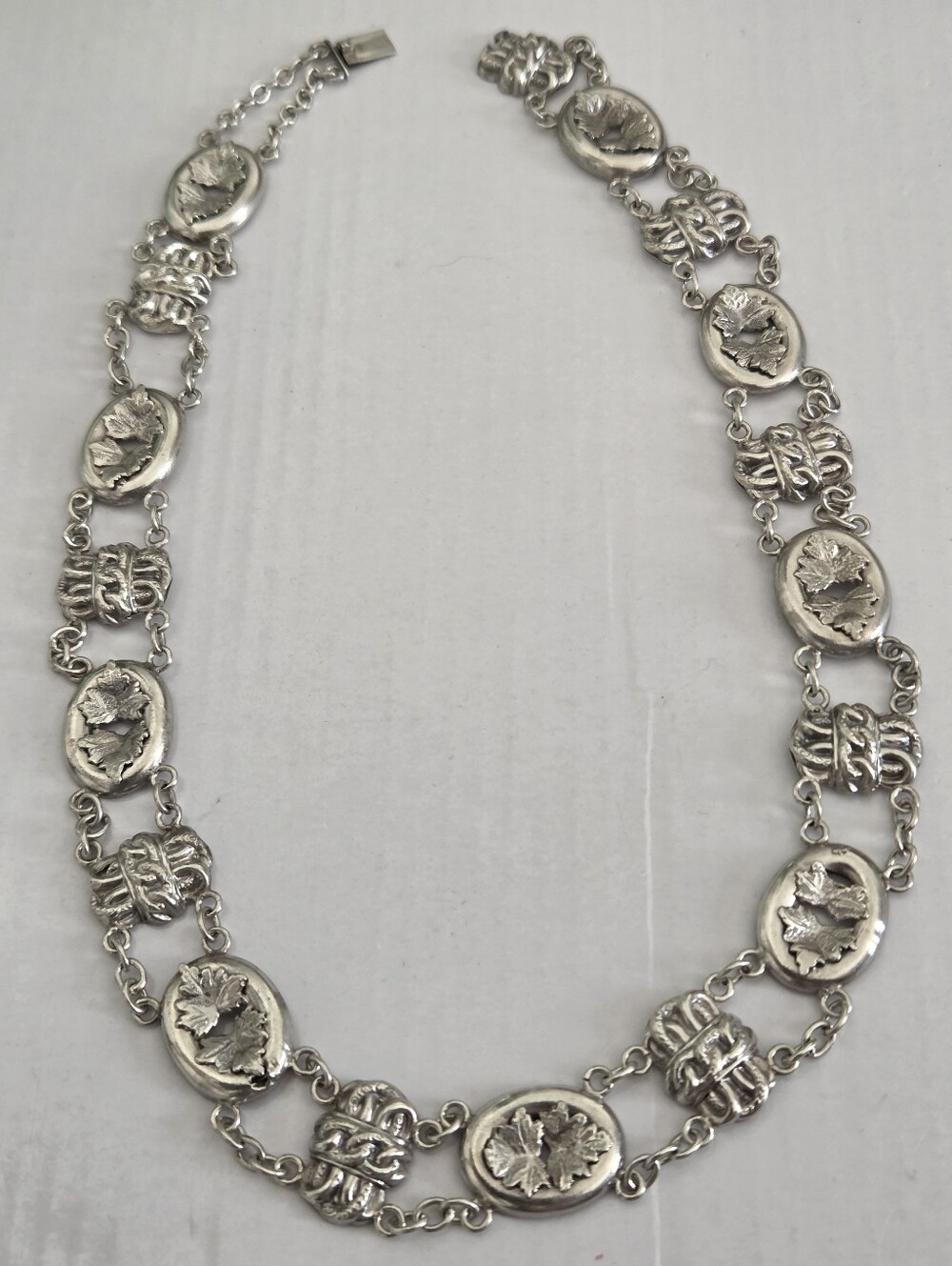 Sterling Silver Antic Leaf Motif Women's Necklace - Silver